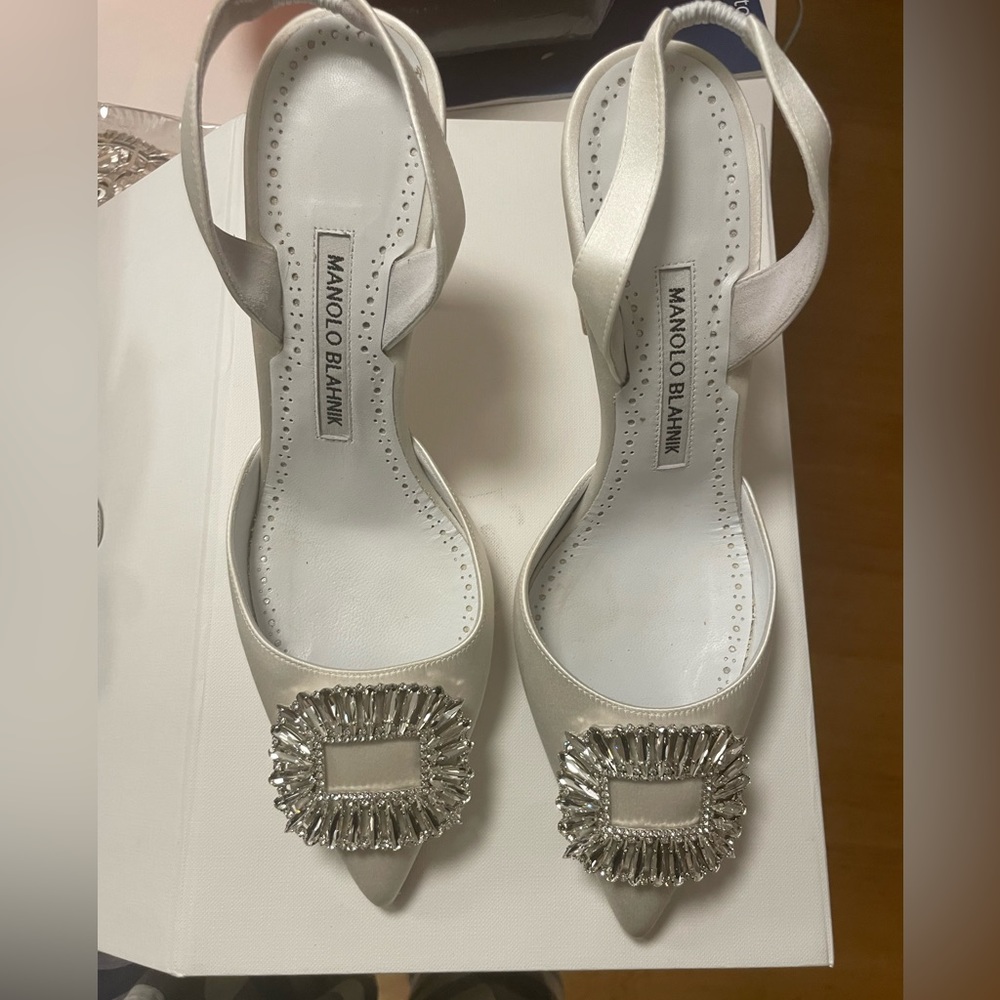 Manolo blahnik wore once for 3 hours for my wedding comes with dustbags and box